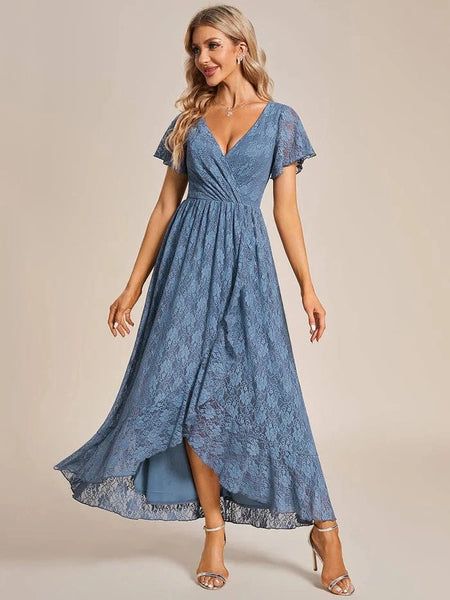 Elegant blå spetsklänning för bröllopsgäst med omlottringning.